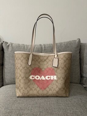 NWT Coach City Tote In Signature Canvas IN Light Khaki Chalk Multi CP052